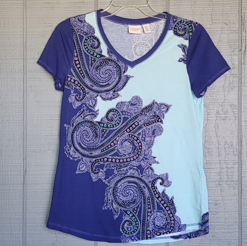 Weekends by Chico's Paisley Print V-neck 100% Cotton Tee. Size 0 (US 4/6)